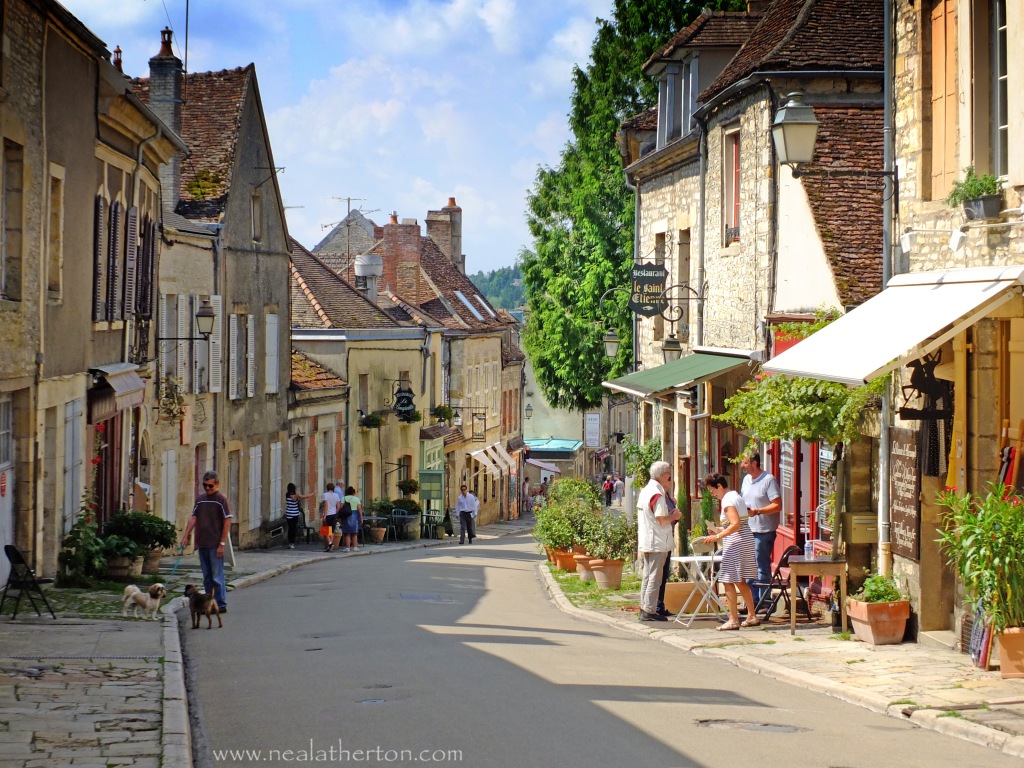 Alt="Photo of street scene in Vezalay France"